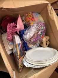 Ganzer Karton mit Dekozeug und papptellern