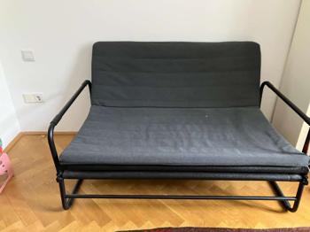 Couch und Bürosessel und Tisch gratis
