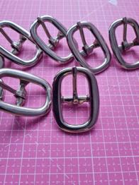 8 Stk. Gurtschnallen