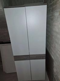 Zu verschenken ist alles, was auf dem Foto zu sehen ist: Kleiderschrank, Lattenrost fürs Bett, Rudergärett...