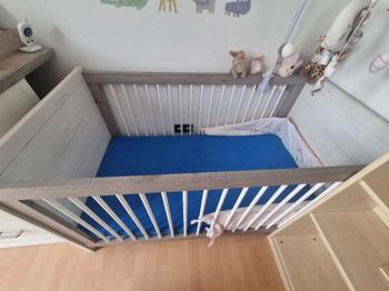 *Gitterbett inkl. Zubehör zu verschenken*