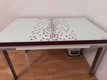 Schlichter weißer Tisch - stabil & praktisch