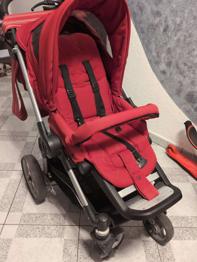 Roter Kinderwagen plus Fußsack plus Tasche