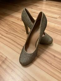 Goldene Glitzer-Highheels