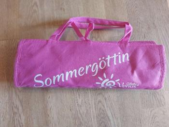 Sommer Strandmatte in einer rosa Tasche zu verschenken