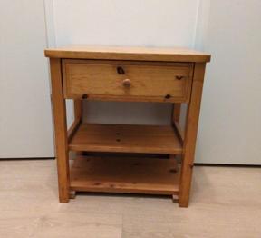 Nachtkästchen mit Lade