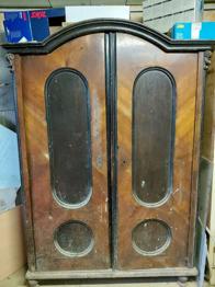 Alter stabiler Kasten mit Verzierung