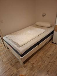 Bett und Kleiderschrank