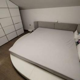 Bett aus Stoff und Kunstleder 180*200 Liegefläche mit 2 Nachttischchen