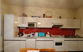 Küchenzeile mit Elektrogeräten