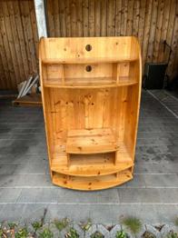 Kasten aus Vollholz mit Regalen