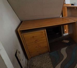 Schreibtisch mit Ladenteil