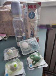 Schnuller und Flaschen