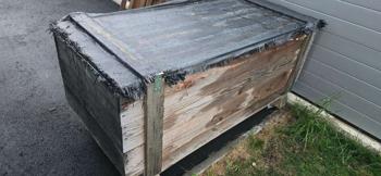 Große Holziste auf Rädern