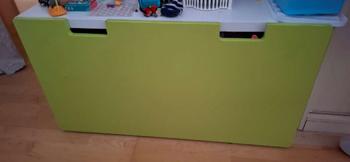 Der Schrank wurde für Spielzeug benutzt.