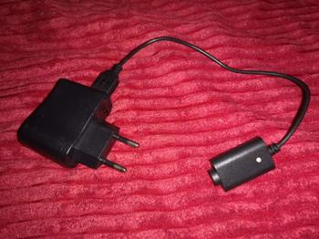 USB Ladekabel kompatibel mit eGo eGo, eGo-T, eGo-C, eGo-Twist E-Zigarette, E-Shisha, E-Dampfer - Schraubkonnektor - 4.2V / 420mA - 25cm - schwarz