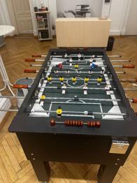 Pro-Wuzlertisch mit fünf Bällen.