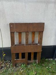 Palette umgebaut als Blumenkasten