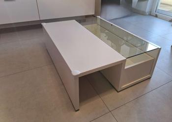 Moderner Couchtisch in Weiß mit Glasplatte und praktischer Schublade