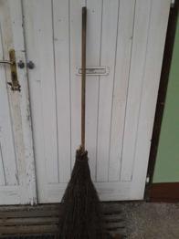 Verschenke alten Reisigbesen.