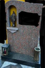 Grabstein mit Einfassung