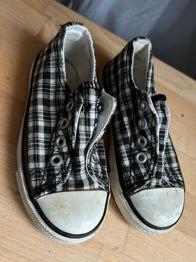 25 - Stoffschuhe mit Gummi