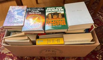 4 große Kartons voll mit Büchern zu verschenken
