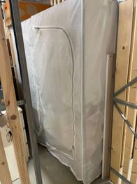 2 Weiße Stoffschränke mit rundumlaufen Reißverschluss