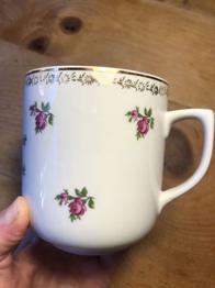 (reserviert) Häferl Golddruck Rosen Vintage aus Villach : -)