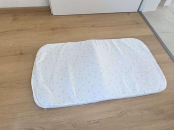 Dünne Babymatratze mit Überzug zu verschenken