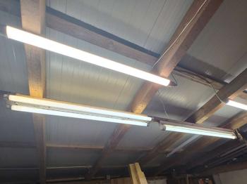 2 Leuchtstoffröhren (Fassung+ Leuchtmittel)