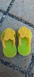 2 wunderschöne Kerzen in Form von Flipflops in Babygröße