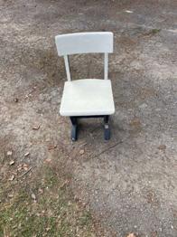 Kinderstuhl aus alter Volksschule