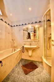 Waschbecken, Spiegelschrank, komplett Dusche inklusive WT-Armature