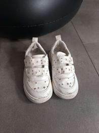 Weiße Zara Sneakers mit Sternen in der Größe 23
