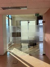 Verschieden Glaswände und Portal