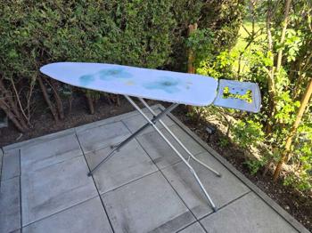 (reserviert) Homezone Bügelbrett Bastian Flowers 141x38 cm, inkl. Ablage