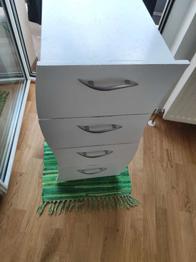 Weiße Schubladenkomode in Wellenoptik