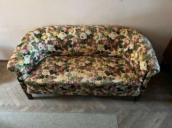 Sofa mit schönen Blumenmuster