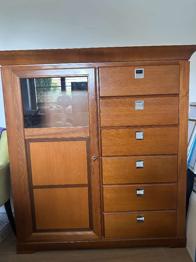 En Schrank mit TV Regal aus Holz zu verschenken