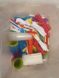 Sackerl mit Besteck (Plastik) Ikea, Becher und Tassen