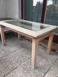 Holztisch mit Glaseinsatz