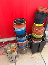 Töpfe und bewässerer