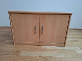 (reserviert) Niedrige Kommode mit Türen, Buche-Nachbildung