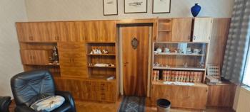 Wandverbau mit beleuchteter Bar