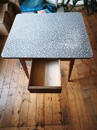 Tisch mit Bestecklade