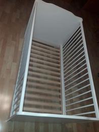 Weißes Gitterbett mit Befestigung für Betthimmel