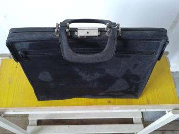 Verschenke schwarze Tasche.