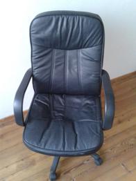 Verschenke schwarzen Bürostuhl.