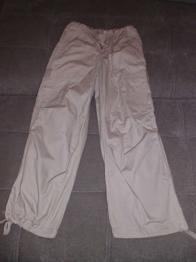 Stoffhose hellgrau Gr. XXS, unten beim linken Band der Stoff kaputt, sonst ohne Schäden!